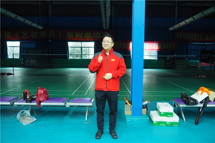 東辰集團(tuán)2019年員工羽毛球比賽總經(jīng)理趙賢政為參賽選手加油鼓勁