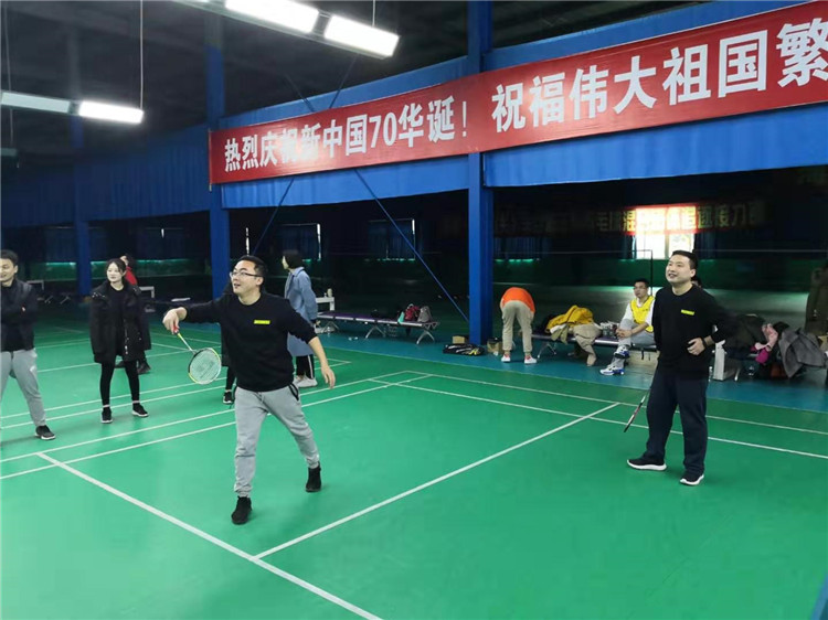 東辰集團(tuán)2019年員工羽毛球比賽隊(duì)員們奮力拼搏