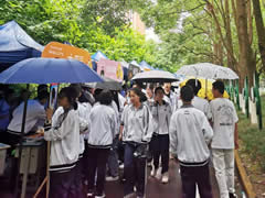 以最高規(guī)格為學(xué)生過節(jié)，以素質(zhì)教育作學(xué)校底色